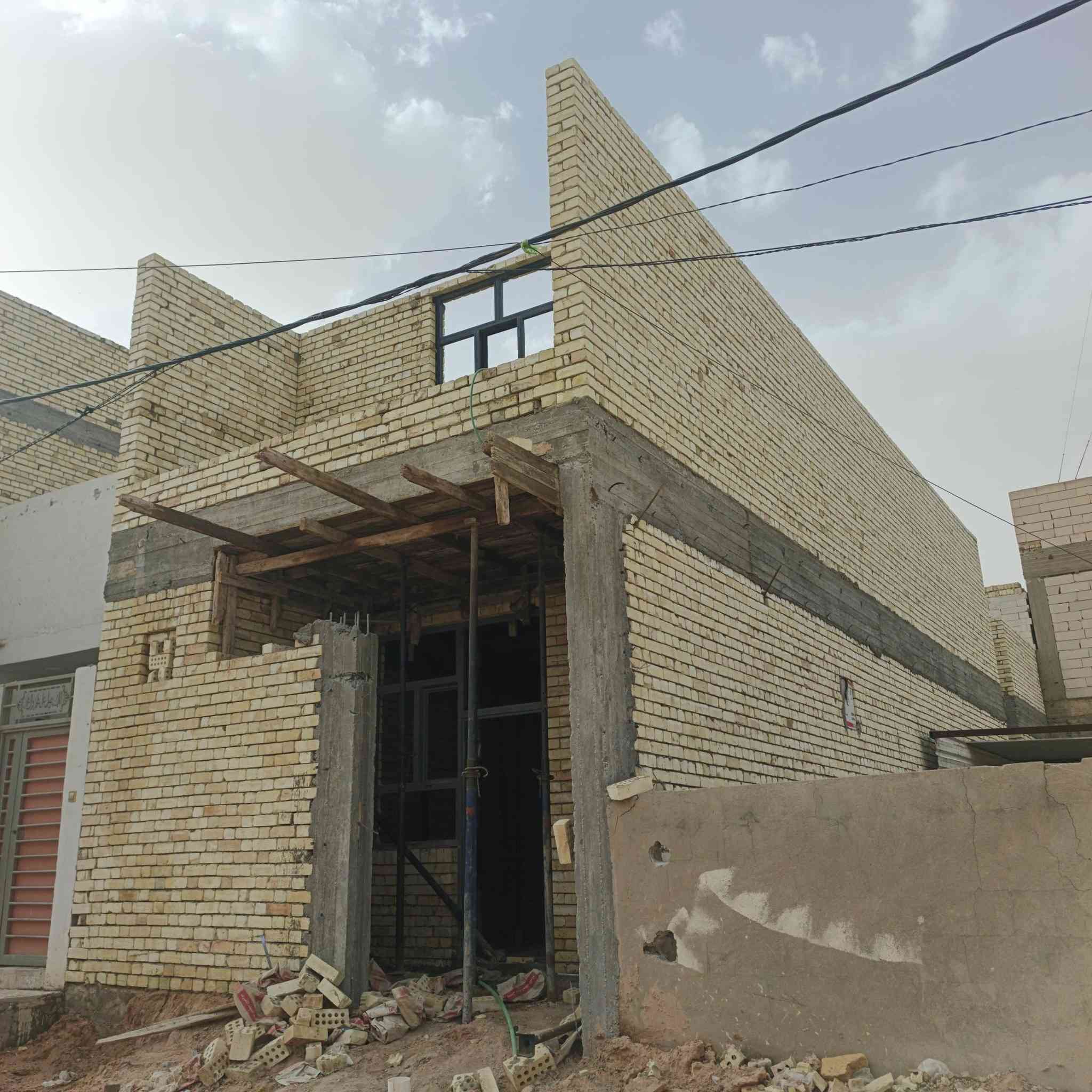 دار للبيع ١٠٠متر طابقين درجه اولى رقم العقار ٥٨٠٦١ اولى بيت من شارع ٦٠ مفتوح مباشر على شارع العرضي الأول قرب جامع الكوثر صب كونكرت خريطة مفتوحه باب دفتري كل تفاصيل البناء مصوره ٣ غرف نوم ٣ حمامات مطبخ صاله عدد ٢ استقبال سعر ١٢٠ مع مجال قليل سيد حيدر: تستلم مفتاح 🔑 كامل من كلشي للتواصل والاستفسار ‏‪***********‬‏
