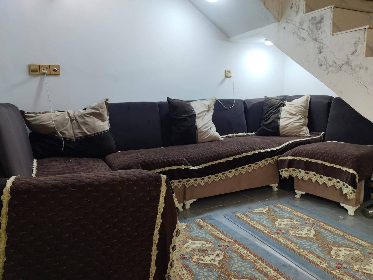 دار 🏠 للايجار 100 متر سارع بلحجز
ملحق قريه الغدير عل اربع سايدات جدد 

البيت جديد كلش وجاهز للسكن للاستفسار اتصل 

***********
