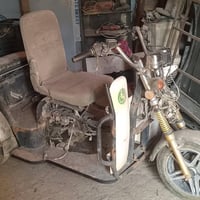 دراجة معوقين 3 تايرات للبيع نقصها محرك  السعر 400 الف وبيها مجال  مكان...