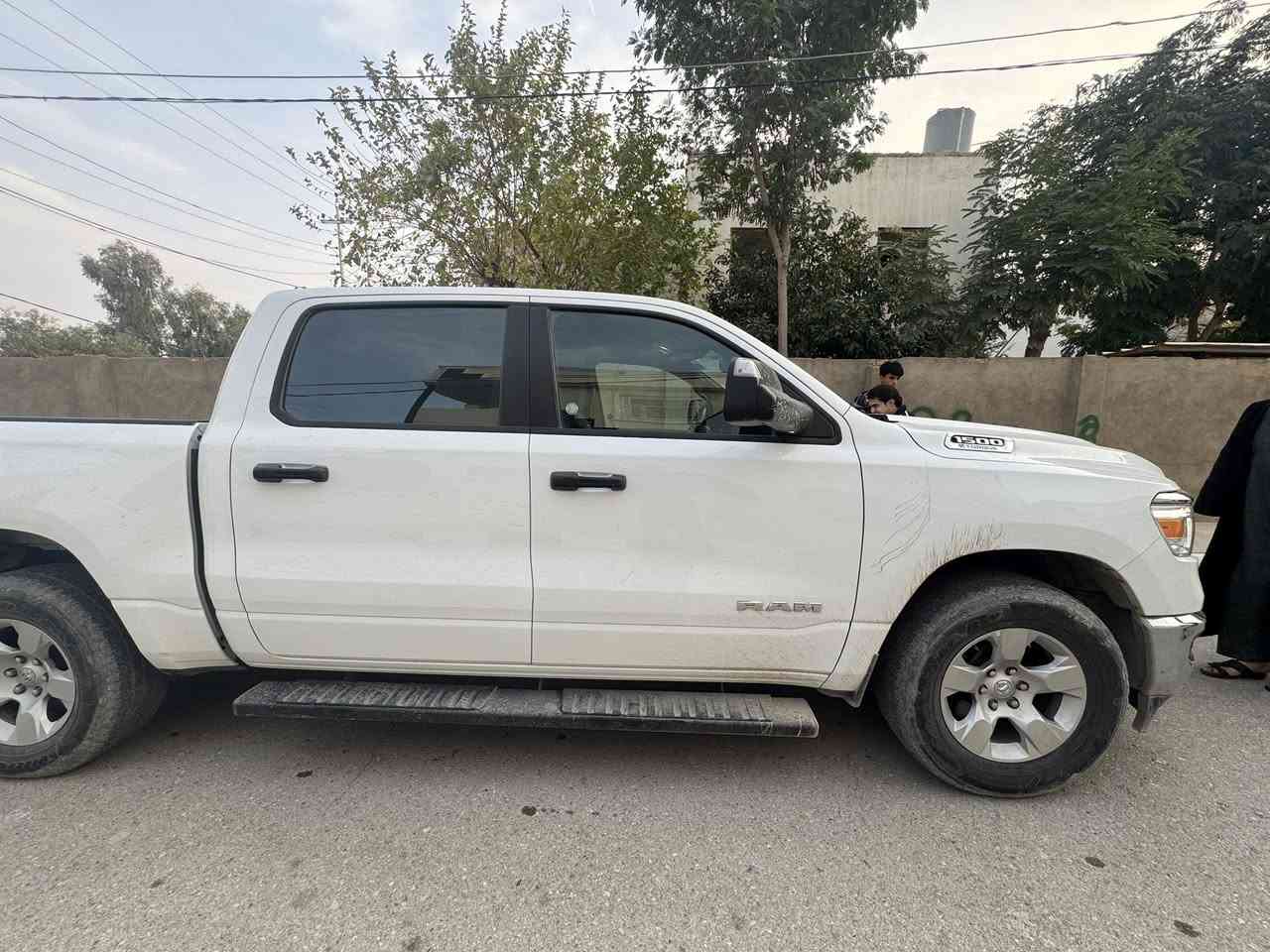 صلو على محمد وال محمد
دوج رام موديل 2023 ماشيه 30 باب طويل بدي قصير
رقم بغداد سنويه وهزه جديده بسمي
مكينه ٦  السياره بعدها بحاله الشركه
حادثها من امريكا واكعه شجره عليها بيها صبغ جامرلغ خلفي وربع القماره بدون اي داخل شرط بدون ايرباك شركه ماطاك
للبيع او المراوس مكاني ديالى بعقوبه السعر 255 ***********
