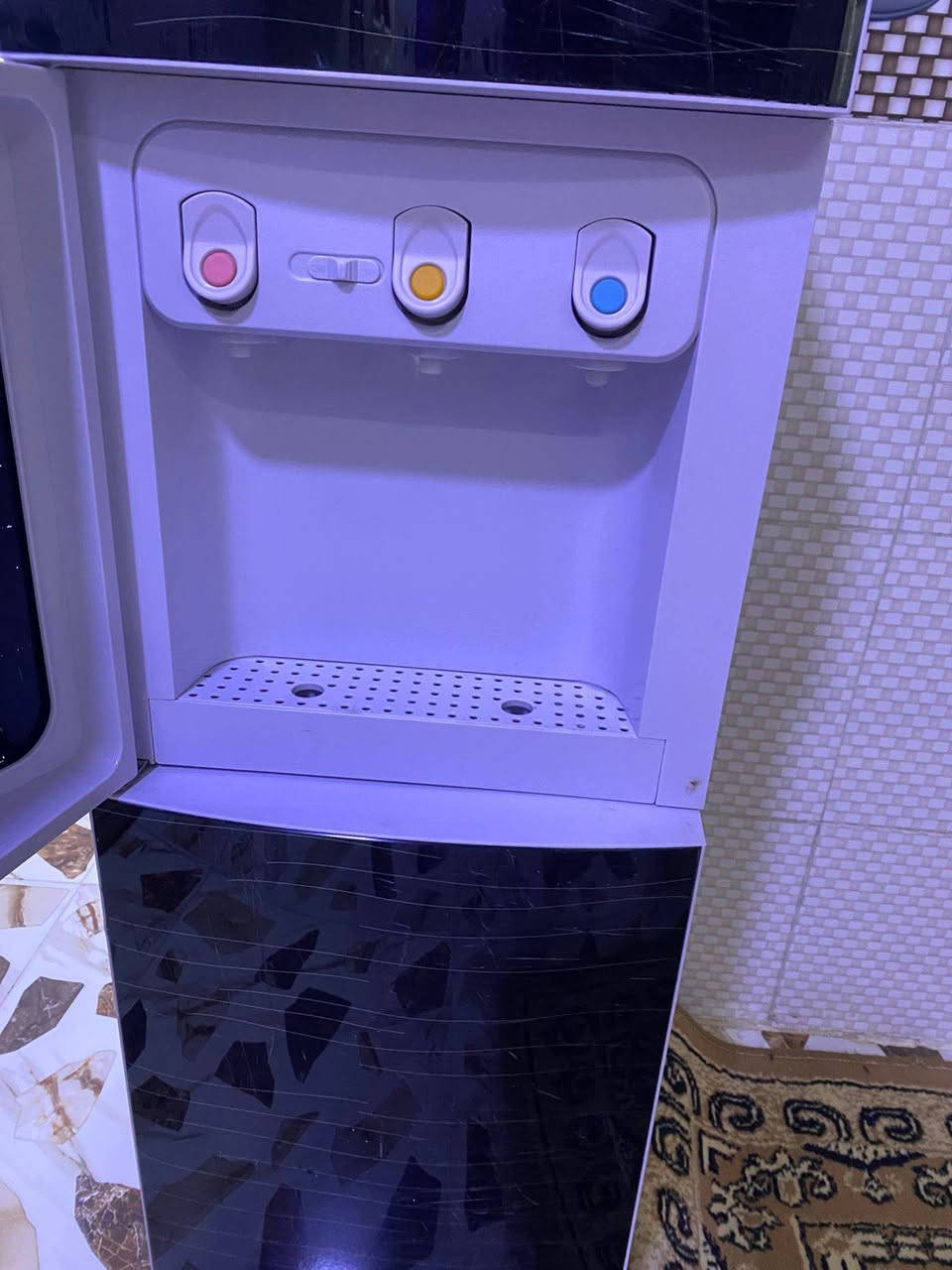 براد نوع sama للبيع نظيف كل عيب مابي شغال حار وبارد ودافي وثلاجة كل نقص مابي كله بلادي شركة ماواصل تصليح السعر ٦٠ وبي مجال الشراي يخابر ***********
