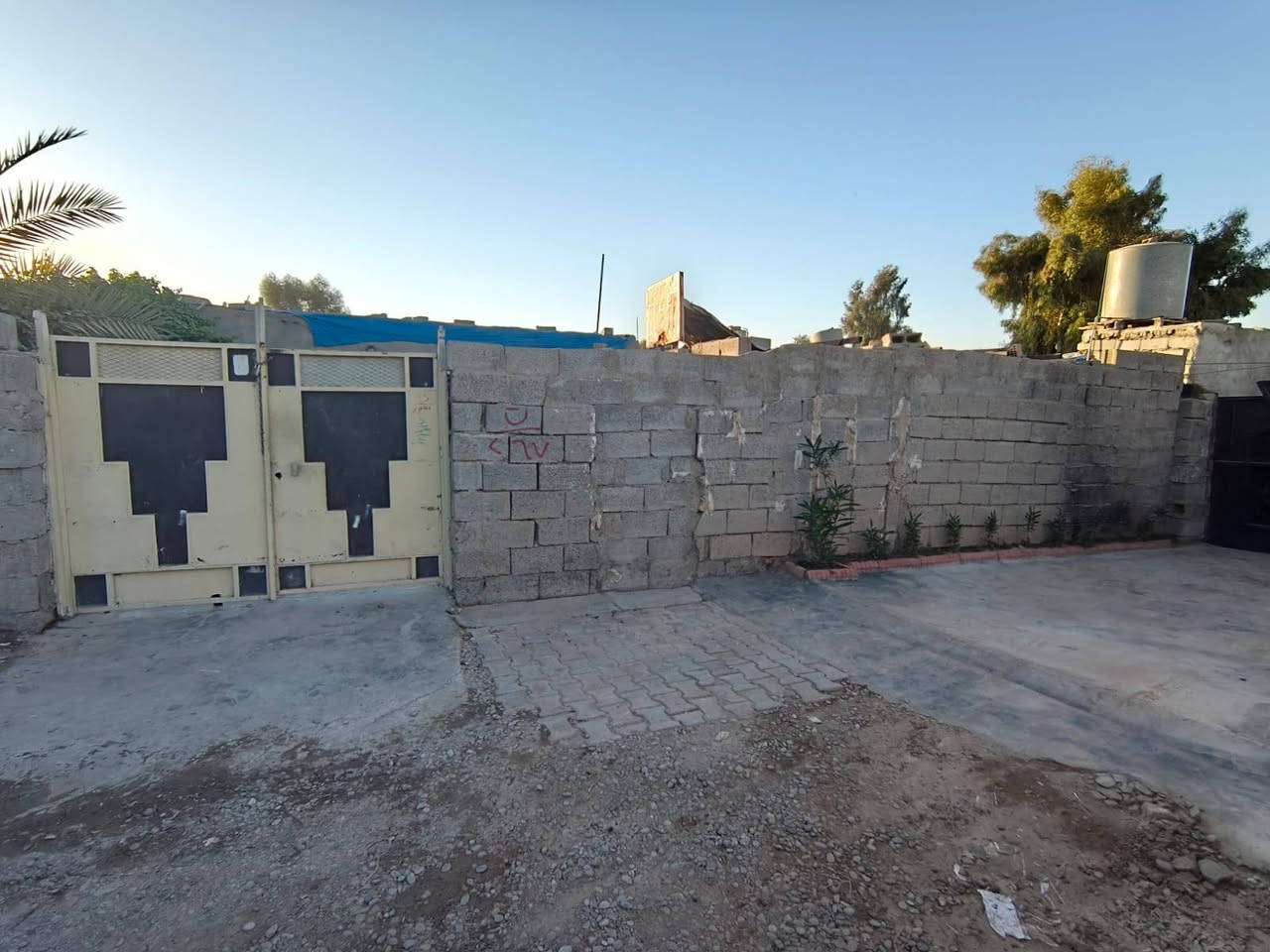 بيت للبيع (تجاوز) 
250 متر 
استقبال. مطبخ. هول. غرفه نوم. 
وبيت هيكل داخل القطعه 
***********
السعر 11 مليون
