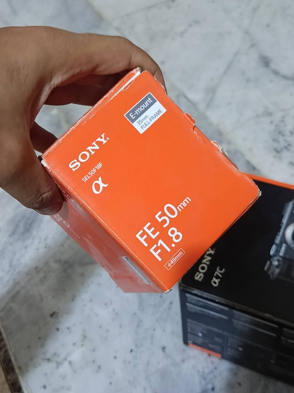 للبيع: بكج تصوير كامل ومستعد للعمل فوراً (Sony a7C + العدسة والسيت اب بالكامل) 📸🔥
لعشاق صناعة المحتوى، الفلوغات، والتصوير الاحترافي! متوفر الآن كاميرا Sony a7C (النسخة الفضية/السيلفر المميزة) بحالة ممتازة وجاهزة للاستخدام المباشر مع كامل ملحقاتها الأساسية
جسم الكاميرا (Body): Sony a7C Full-Frame (تجمع بين الأداء الخارق والحجم المدمج المثالي للسفر وصناع المحتوى) مع الكرتون الأصلي

العدسة (Lens): عدسة البورتريه والعزل الشهيرة Sony FE 50mm F1.8 لصور حادة وعزل خلفية سينمائي، مع كرتونها الأصلي بالكامل

إضافة احترافية مجانية: قفص حماية احترافي SmallRig Cage مخصص للكاميرا لحمايتها وتسهيل تركيب المايكروفونات والإضاءة ومعدات الفلوق والـ Rig الاحترافي

​✨ حالة المعدات:
المعدات نظيفة جداً، الشغل والاستخدام نظيف، والكراتين الرسمية متوفرة بالكامل لكافة القطع.

للتواصل والاستفسار عن السعر النهائي
***********
