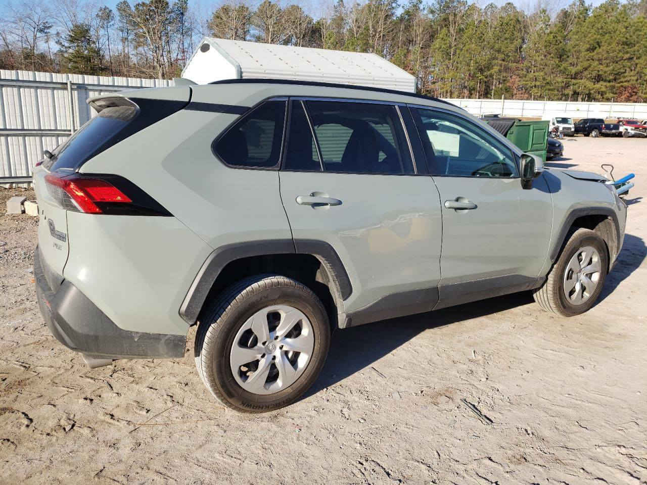 السلام عليكم
تويوتا راف فور ٢٠٢٣ للون سمنتي 
صور الحادث مرفقه مع الصور 
ماشيه ٨٠٠٠٠ كيلو 
الاستفسار 
***********
