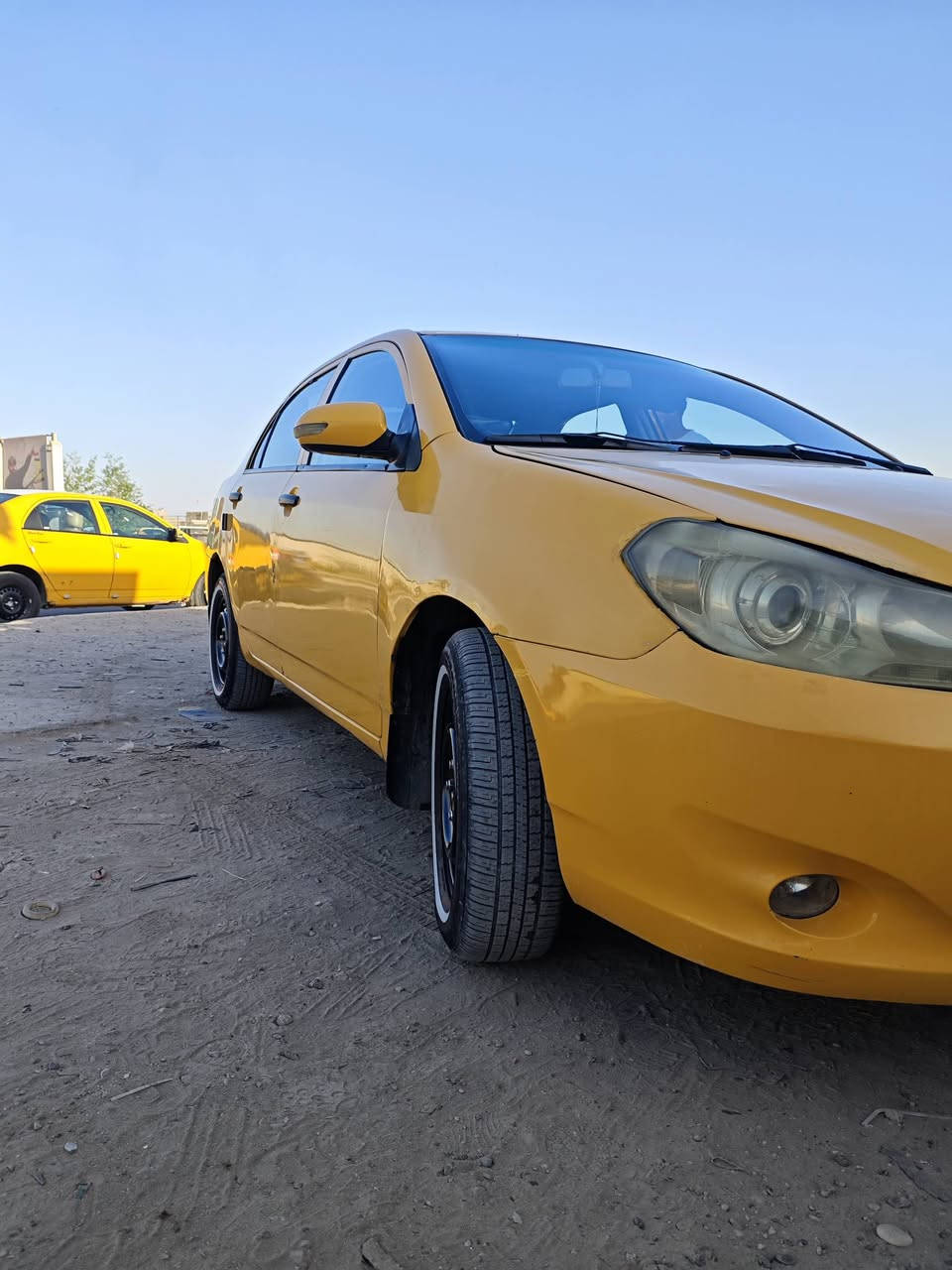 السلام عليكم BYD جي 3  /2013فول مواصفات للبيع تبريد ثلج    سياره مصبوغه
تاير جديد صدر امامك خلفي كله جديد
صبغ جماليه 
57 ورقه وبيها مجال بسيط
***********
