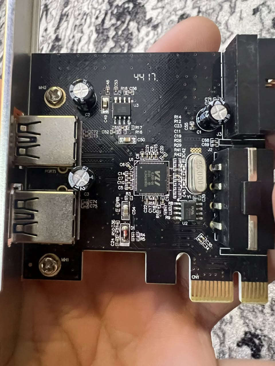 هذا المنتج عبارة عن بطاقة توسعة PCIe USB 3.2 Gen 1 من شركة CSL.
Galaxus.de
Galaxus.de
 +1
تُستخدم هذه البطاقة لزيادة عدد منافذ USB في جهاز الكمبيوتر المكتبي (الديسك توب) من خلال تركيبها في فتحة PCIe على اللوحة الأم.
المواصفات الرئيسية:
المنافذ الخارجية: تحتوي على منفذين (2) USB 3.2 Gen 1 خلفيين.
المنفذ الداخلي: مزودة برأس (Header) داخلي بـ 19 دبوساً (19-Pin) لتوصيل منافذ USB الأمامية بصندوق الكمبيوتر (الكيس).
السرعة: تدعم نقل البيانات بسرعة تصل إلى 5 جيجابت في الثانية.
التوافق: تتوافق مع إصدارات USB السابقة مثل USB 2.0 و1.1.

خلي سعر وبالعافيه 👍🏻


**إذا كنت صاحب هذا الإعلان وتريد حذفه لأي سبب، رجاءا أرسل رسالة إلى الدعم الفني**