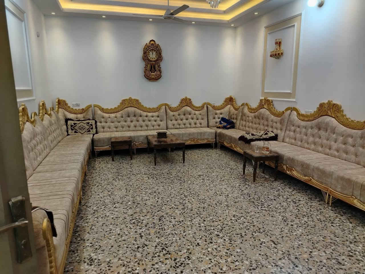 السلام عليكم يوجد لدينا دار للبيع مساحه 300 مترواجهه 10 ونزال 30 يحتوي على ستقبال +مطبخ +صاله +غرف نوم عدد 4+حمامات عدد 2 ألبيت بناء حديث جميع الخدمات موجوده ماء وتبليط وكهرباء نوع الملك طابو زراعي سند 25اقرار محكمه العنوان بغداد الدوره البوعيثه قرب جامع تبارك الرحمن الاستفسار اتصل على هاتف *********** /***********
