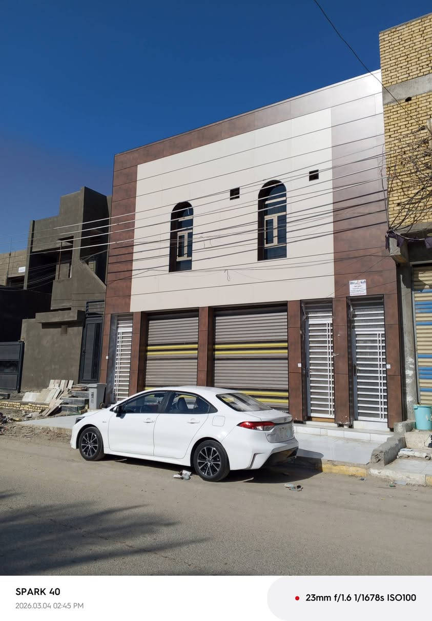 بناية تجارية في الاسكان شارع الجامع مساحة 200 متر تحتوي على شقتين ومشتمل ومحلات مؤجرة بالكامل بوارد شهري جيد عرض الشارع 20 متر للاستفسار أو الاتصال *********** مكتب الغيث للعقار شارع الجامع مقابل مجمع كلشي وكلاشي
