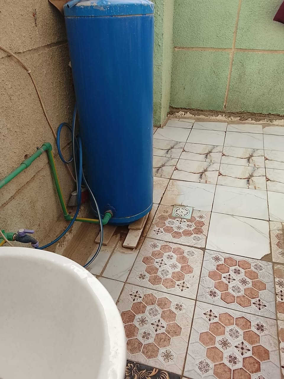 دار،للبيع مع الاثاث طابقين
 (الطابق الثاني،بعده ماكامل)
 المساحه100متر
يتكون من غرفة وصالة واستقبال ومطبخ وصحيات داخيه وخارجيه
عرض الشارع8متر
خدمات جميعها متوفره
★العنوان كربلاء ثالث بيت عن الحولي ابومهدي المهندس جدا قريب ومرتب
عقد الدار117 مفوض بلطابو ومرقم برقم اصولي على حسب الاصول
الاثاث:
ثلاجة دبل جديده 
كاونتر مترتين ونص- غساله-طباخ-سبالت عدد2ابو طنين-سخان-ماطور-تانكي مي مغاسل كلشي كامل من الاخير،بس جيب ملابس واكعد
يبعد عن الامام الحسين3كم
السعر مع الاثاث55
راسلنا واتساب سيتم تحويلك لراعي الدار،مباشرتا ••لانستقبل اتصالات فقط واتساب وسيتم تحويل على صاحب العقار مباشر
 الواتساب : ‎0774 792 9882
