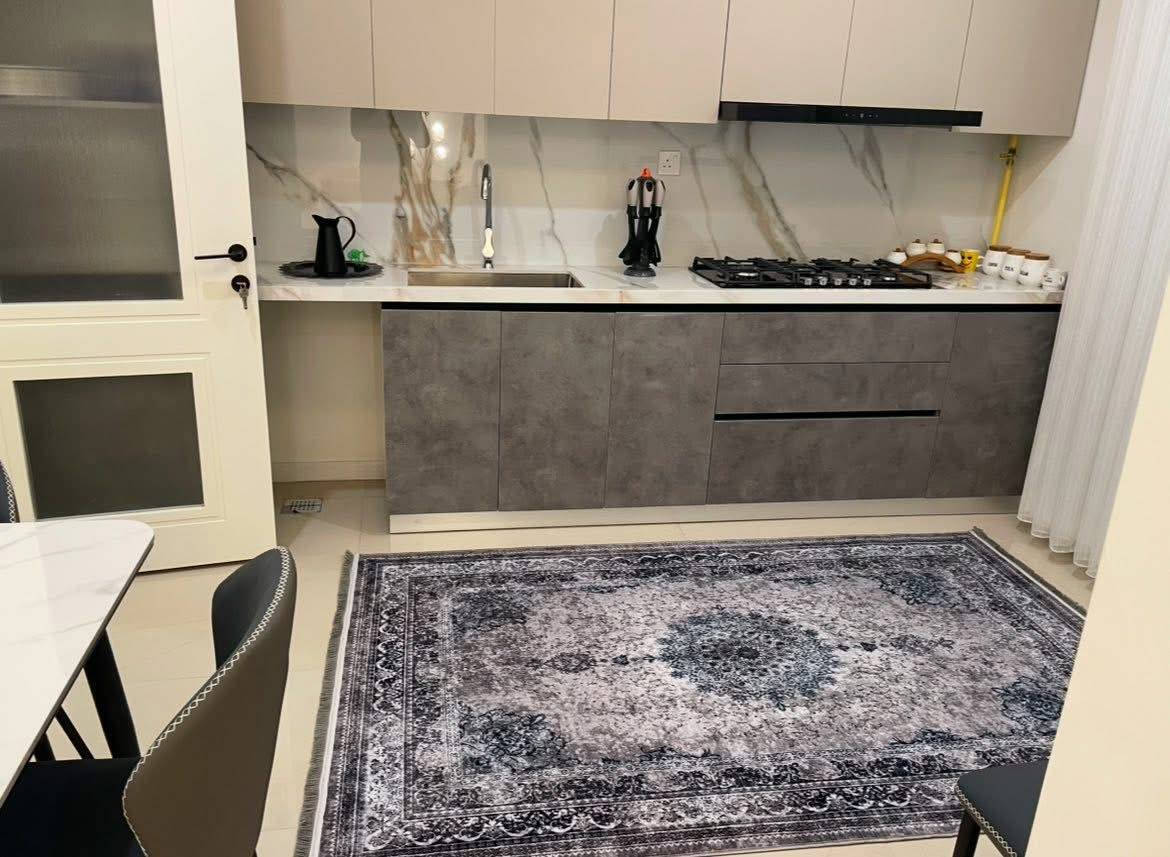 شقة مؤثثة للإيجار – مجمع مارينا السكني

 الموقع: مجمع مارينا السكني، مجاور مجمع النخيل الترفيهي وقريب من جسر الجادرية
✨ استلام جديد – صفر

المساحة: 145 م²
 الطابق: 11

 تفاصيل الشقة:
▪️ غرفتا نوم (واحدة ماستر)
▪️ صالة كبيرة بمساحة 84 م²
▪️ 3 حمامات
▪️ مطبخ مجهز بالكامل
▪️ شقة مؤثثة بالكامل وجاهزة للسكن

 الإيجار: 2,000,000 دينار شهرياً

  للتواصل:
***********
