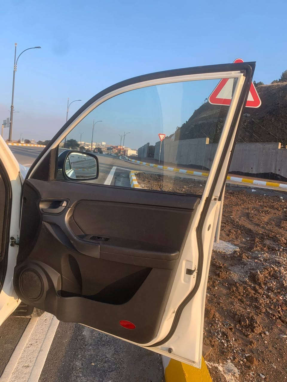 سلام عليكم عندي شيري تيكو موديل 2014رقم أربيل بسمي السياره بيها بس جاملغ أمامي مبدل ماشيه فوك 100 ألف السياره جديده سونارها موجود بل منشور مكاني السليمانية السعر 70 وبيها مجال قليل *********** رياس
