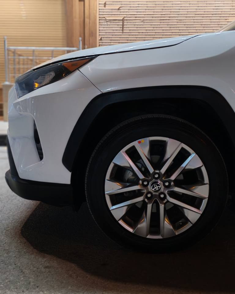 السلام عليكم... راف فور موديل ٢٠٢٠ وراد امريكي ماشيا ٥٢ الف ميل يعني تطلع بالكيلو ٨٣ الف كيلو وقابله للزياده رقم بغداد بسمي السياره فول مواصفات XLE بريميوم ياباني اصلي بانزين محرك ٢٥٠٠ على البانزين العادي ومتصرف اقتصاديه كلش مواصفاتها جلد لونين ابيض ورصاصي بلادي وداخل لونين كشن كهرباء الساءق سلايت روف بصمة تشغيل وابواب دخول ذكي فقط باللمس مع التقفيل صندوك كهرباء شفط هند بريك كهرباء اوتو  واوتو هولد ومودات قياده لايت زنون بلادي ٣ عدسات وبلاجكتور ايضا زنون بك لايت لد ويل ١٩ بريميوم رادار امامي وجوانب ونقطه عميه وتحديد مسار مانع تصادم تبريد مناخي منفصل امامي مع تبريد خلفي ومخارج ٤ شحن تلفون مع مخارج يواسبي وشحن شاحنه جام ملون بلاد ومواصفات اخرى كثيره غير متواجده ابعض الموديلات..
حادث السياره جاملغ وبنيد تبديل بلاديات  ومصبوغات صور الحادث والسونات ورقم الشاصي كله مرفق بالصور حادثها حلو راح تشف بلاستكات المكسره والايت ايرباك استيرن فقط فقط..
سياره جاهزه وحلوه ومناقصها اي شي وكلشي مكفول من محرك وكير ممفتوحات.. 
السعر ١٩٠ ورقه
 يعني تطلع بالعراقي على سوك اليوم ٢٧٧٠٠٠٠٠ سبعه وعشرين مليون وسبعميه   
مكاني بغداد حي الجهاد رقمي *********** وتساب والكورك ***********
مع تحياتي للاداره بغداد, العراق
