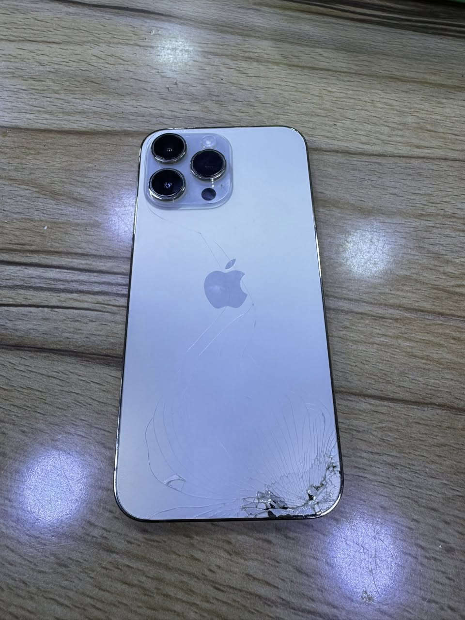 سلام عليكم 14 بدون كارتون وتر 
بطارية 87 ذاكرة 256 بس ضهرة مكسور 
700 وبي شوي مجال ***********.؟
مدينة الصدر
