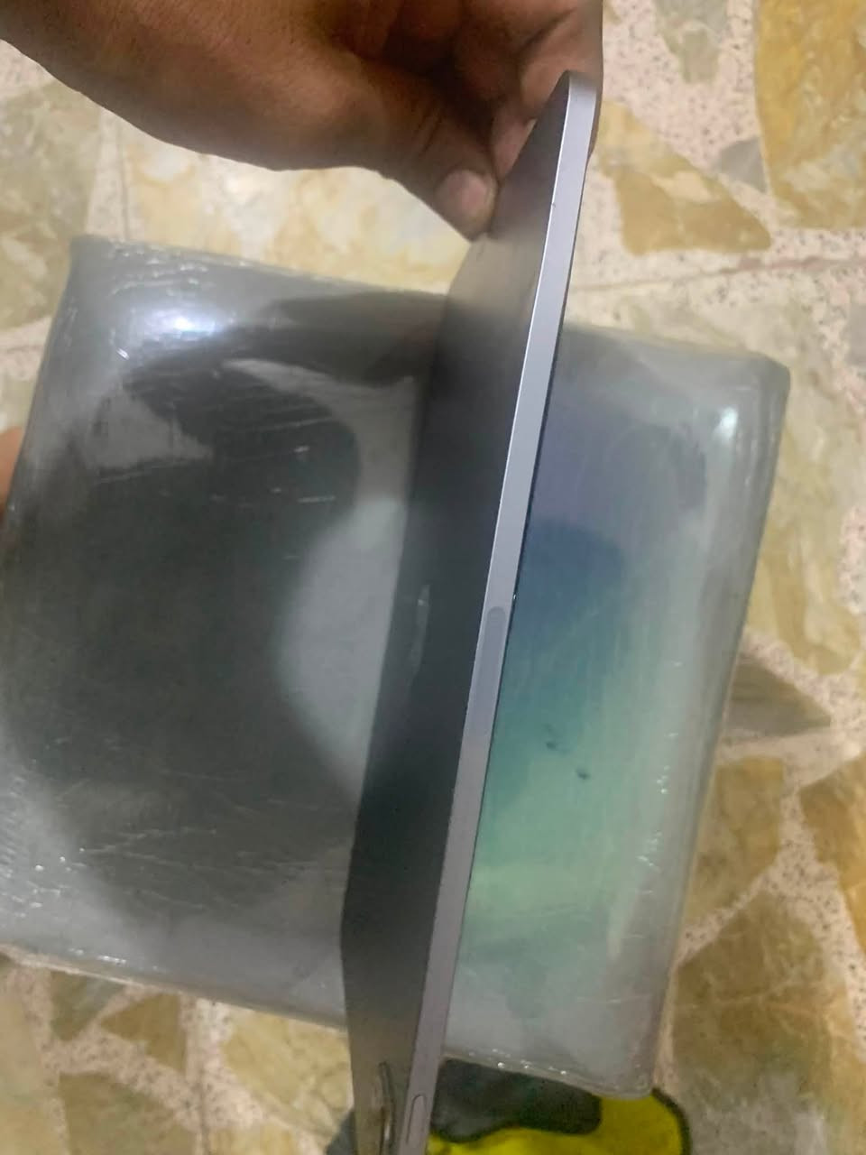 ايباد برو M2 بطاريه ٩٠ بي فقط هذني الضربات الي بضهر جدا خفيفه مماثر شي ذاكره ١٢٨ السعر ٥٠٠ مكان بغداد الغزاليه ***********
