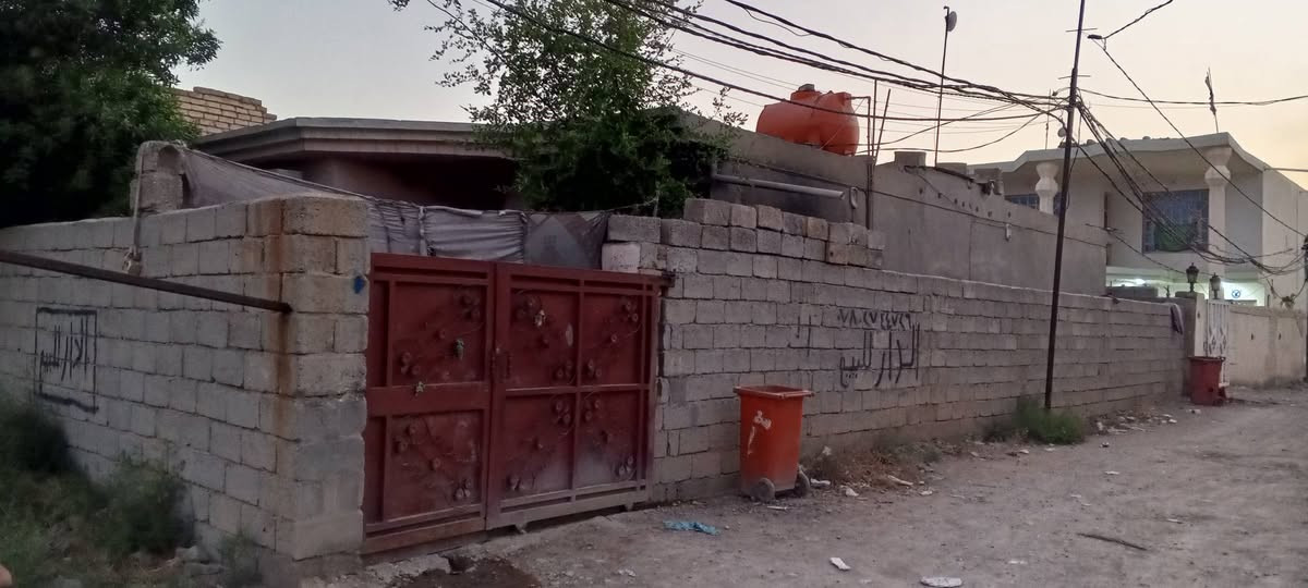 سلام عليكم بيت للبيع مساحته 200 متر يحتوي على غرفتي النوم وصاله ومطبخ وحمام وكراج سياره يبعد عن الشارع العام 200 متر العنوان قضاء العزيزيه معمل السوس الاستفسار على رقم ***********
