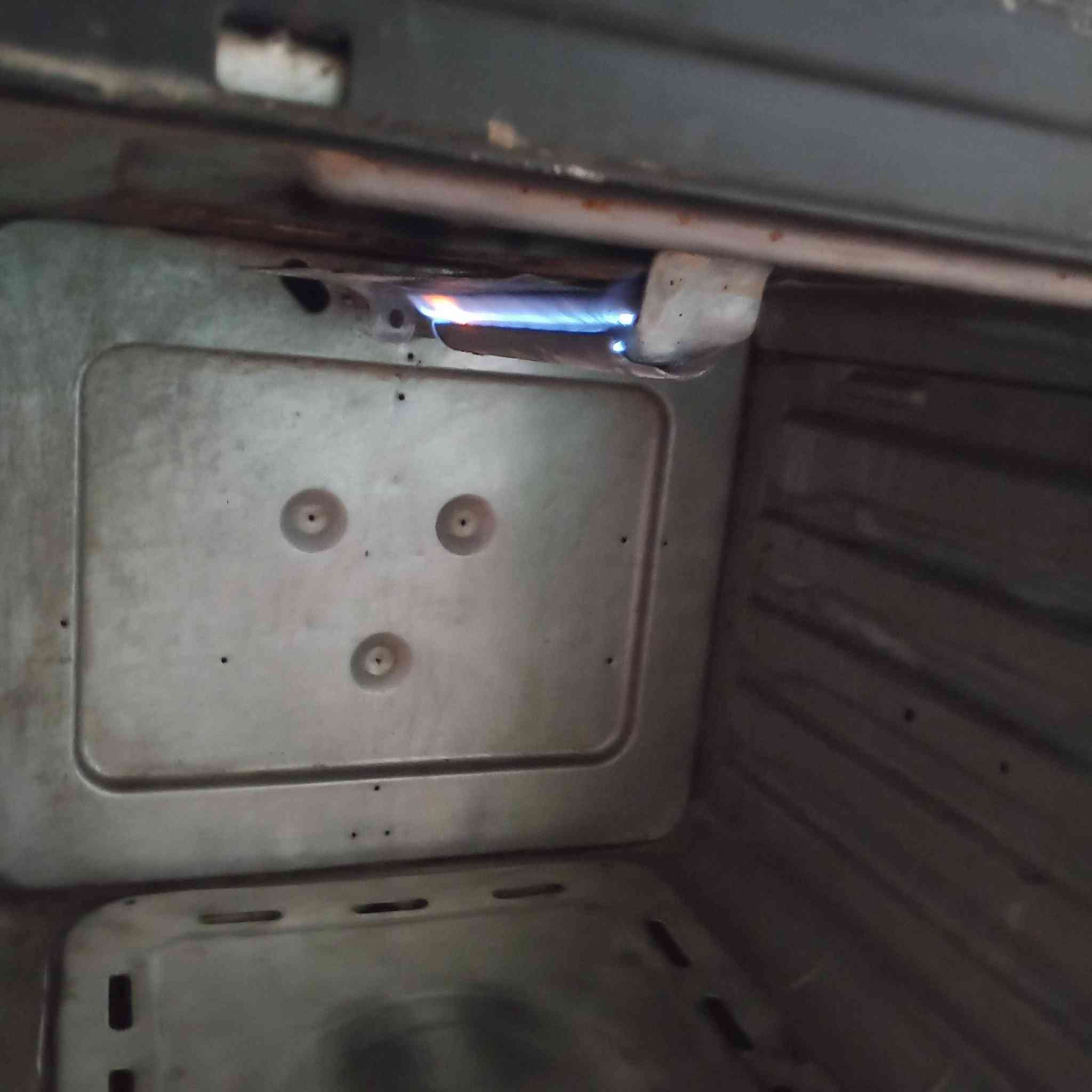 طباخ مستعمل للبيع كلشي مابي تجي تفحص بيدك قيم بل اليرضي الله وهاذه رقمي ***********
