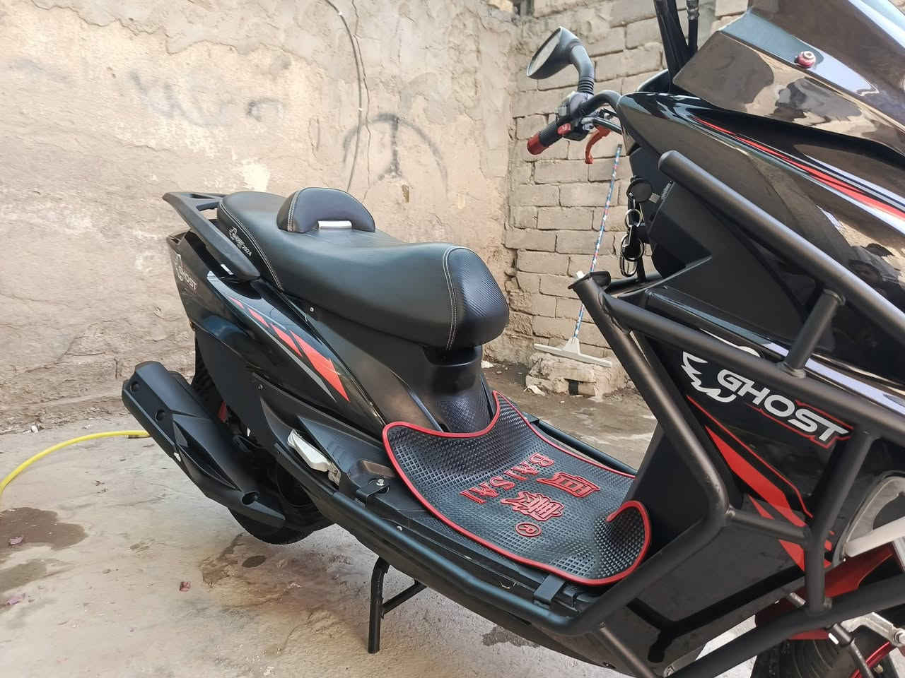 السلام عليكم ورحمة الله وبركاتة
دراجه گوست صيني موديل 2024 كفاله محرك شرط برغي مامفتوح بيها مطلعها على ايدي من المعرض ماشيه 4000 مابيها لاضربه الدراجه حلوه لون اسود ملكي مدرعه 
مكاني ناصريه الأسكان الصناعي 
للاتصال «***********»
السعر 800وبيه مجال بسيط للشراي
