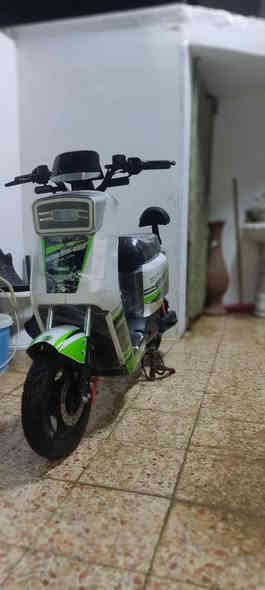 السلام عليكم متاح 
مطور شحن ار 7
بطايات 28امبير 
تشقيل عن بعد
قفل سرقه
مطور نيضف 
الملف والي اصلي 
عقل رياضي 72فولت
السعر 350وبي مجال
0770 034 7882
