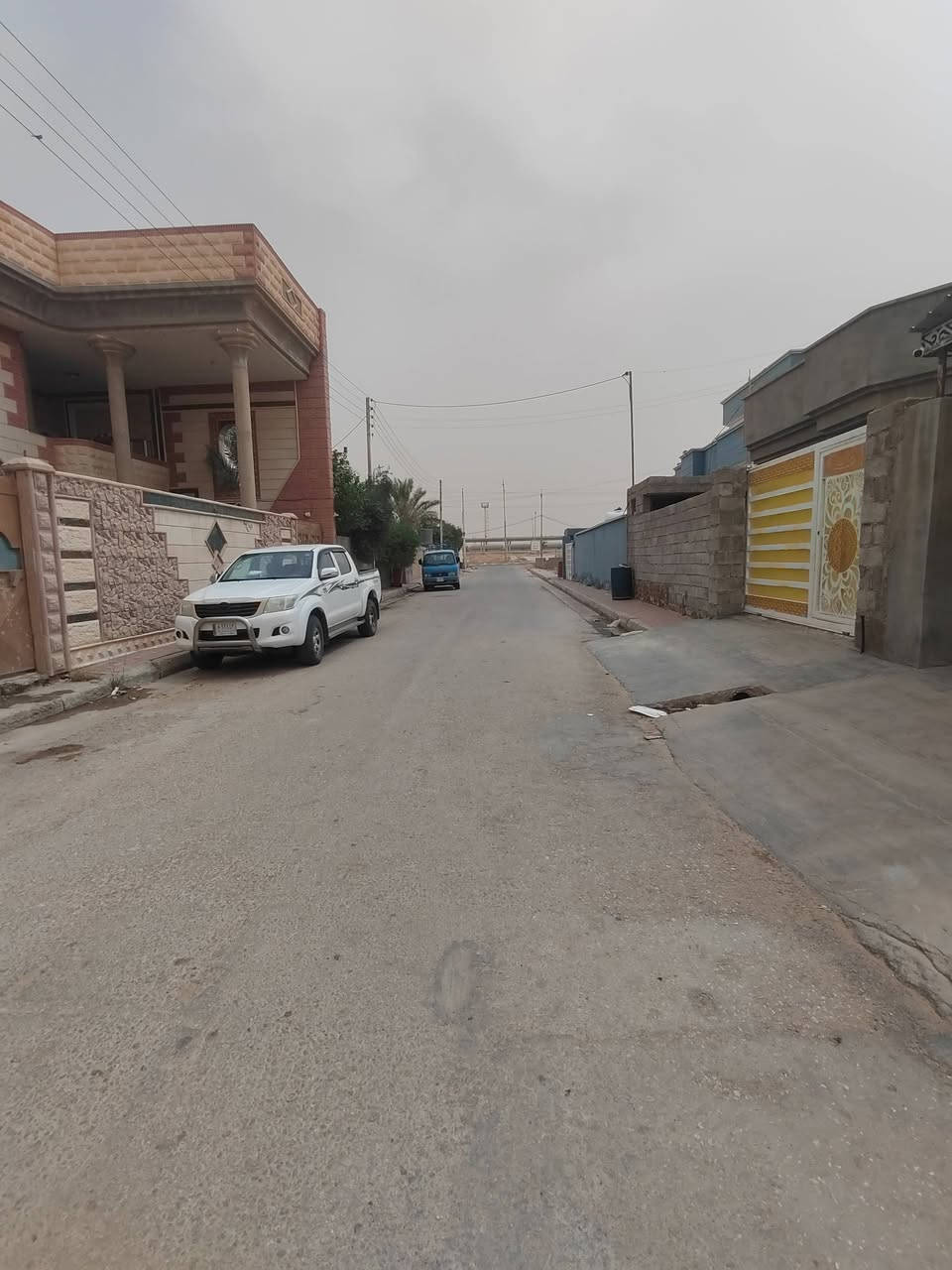 بيت للبيع 
المساحة ٣٠٠ متر (٢٠×١٥)
طابو صرف تحويل مباشر
العنوان حي الرشيد قرب محطة القطار 
بناء ٢٠١٣
البيت طابقين 
الطابق الارضي
ديوانية 
هول 
غرفتين نوم
صالة كبيره
مطبخ
الطابق الثاني 
ثلاث غرف نوم
حمامات
السطح الطابق الاول شتايكر موضعي
حمامات خارجية كاملة
السعر ١٥٠ مليون وبي مجال بسيط
للاستفسار اكثر الاتصال 
***********
***********
