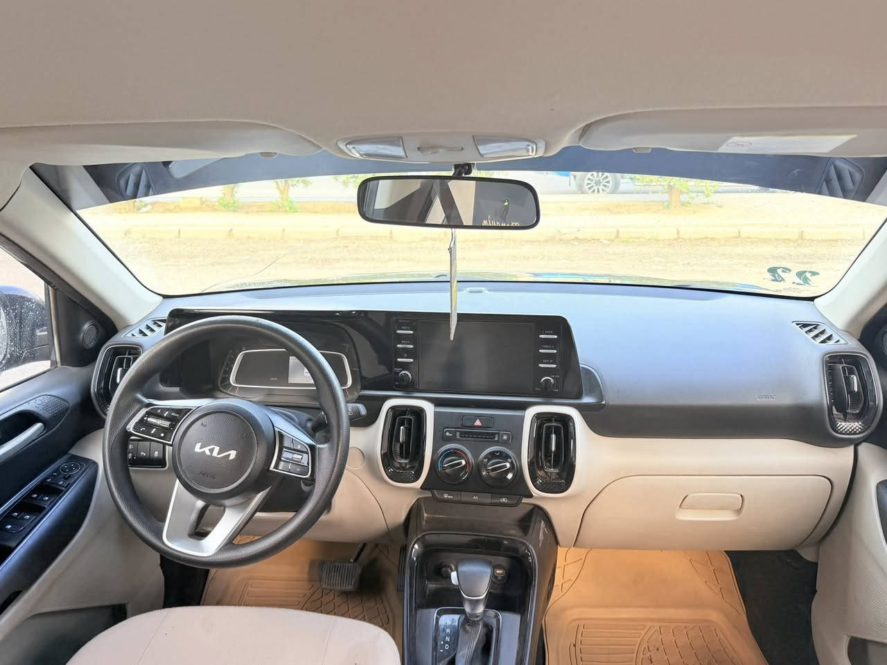 السلام عليكم 
كيا سونيت 2023 
خليجي  بدون حادث بيه صبغ 4 قطع فقط 
حره بدون رقم تترقم جميع الماحافظات 
مكانه السماوه 
السعر 125 
***********
