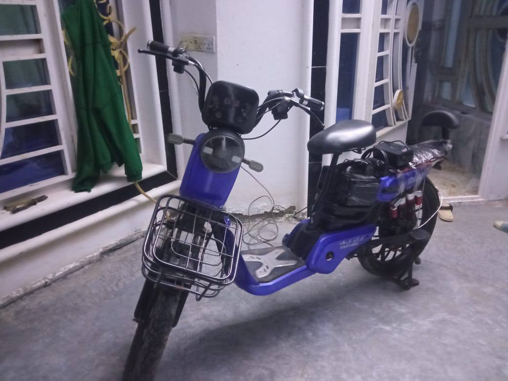 السلام عليكم 
بايسكل شحن للبيع
4 بطاريات
عقل  كلشي مابي 
بطاريات نظيفه 
سرعته اوتوماتيك مو تبديلات
سرعته72
باقي الاستفسارات على الخاص


**إذا كنت صاحب هذا الإعلان وتريد حذفه لأي سبب، رجاءا أرسل رسالة إلى الدعم الفني**