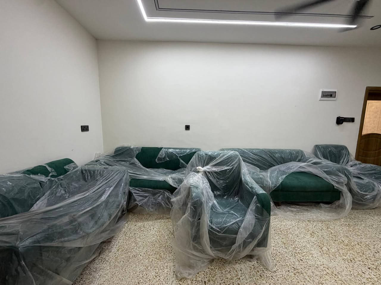 تخم قنفات 10 مقعد
القياسات (حجم راهي):
​قنفة كبيرة: طول (2 متر).
​قنفة وسط: طول (متر ونصف).
​الكرسي المفرد: (70 سم).
​ملاحظة: عرض المقعد (من اليدة لليدة) 75 سم، يعني القنفة عريضة وراهية، والصافي مالت الكعدة 55 سم.
​المواصفات والشغل:
​الخشب: الهيكل الداخلي خشب جام روسي (مو تجاري)، يتحمل وزن وما يطك.
​المقعد: مستخدم بلوك أسود وفوگاه سفنج  ارتفاع 7 سم، يعني لا ينزل بمرور الوقت ولا يتعب الظهر.
​القماش: نفس النوع واللون اللي بالصورة.
جديد ما مستعمل شرط الفحص معروض للبيع الفيديو من بيت زبونه أخرى اما صور  هو الموجود عندي عارضه للبيع بسبب ضيق المكان 
اشتريته ب 600 وابيعه ب 550 وبي مجال بسيط 
عنوان كركوك _حي معلمين


**إذا كنت صاحب هذا الإعلان وتريد حذفه لأي سبب، رجاءا أرسل رسالة إلى الدعم الفني**