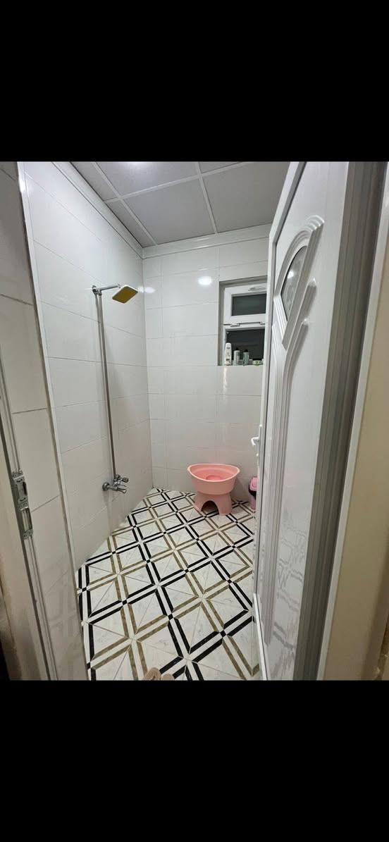 بسم الله رجعنا لكم بيد جديد 110 م. طابقهن معزول البيت الجديد قريب على المستلزمات اليومية خارطة البيت. يتكون من استقباله مطبخ، وغرفتين نوم كامل خدمات.
على حديقة اتجاه البيت شروق.
طاب ملك صرف. سعر البيت 9 دفاتر 25 ورقة وبمجال.
للاستفسار *********** السليمانية, العراق
