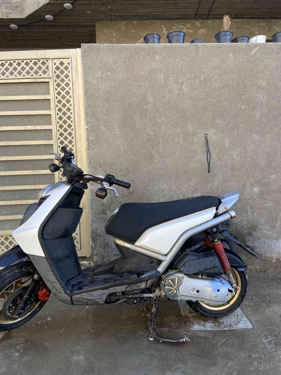 سكنس جبلي مال رمبه السعر 1600 مو شراي لتطب ولتكلي غاليه لان مزود و مال توصا وبرغي واحد ممفتوح. 

عنواني بغداد الشعب 
والدراجه خير من الله بيها تزويد ما عدى المكينه ماعرفها شكد لان ممفتوحه الله شاهد الدراجه كفاله من السرقه والمحرك هذا رقمي ***********

والشراي يتصل
