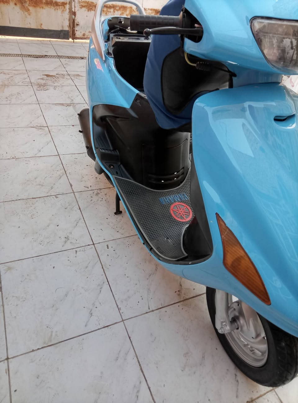 السلام عليكم دراجة فراشة نثية كرستال /// محرك خير من الله خرسة ماتنسمع // دبلات ورة وكدام شغالة اشاير هورن لايت عالي ناصي سلف هندر كهربائيات كله شغالة عداد طوافة شغالة / يرادله سيم كيلو متر  قفل ستيرن تايرات جدد كفرات بلادي ختم واحد بلواقع احلة من الصور  / الباتري ضعيف يرادلة تبديل // السعر 400 وبيه مجال //بابل القاسم //***********
