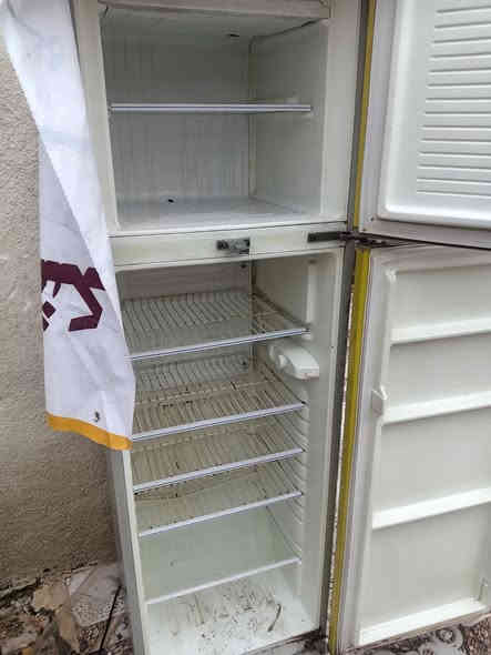 ثلاجه البيع  ما امصلحه السعر ٢٠٠
ناصريه مركز
***********
