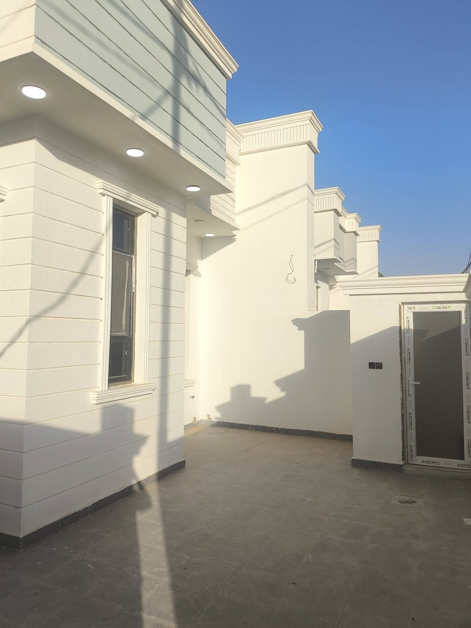 🏡 دار سكن للبيع – فرصة مميزة للسكن والاستثمار

📍 العنوان: حي الجامعة – مجمع حيدر الحاج هندي – البلوك الأول

📐 المساحة: 225 متر مربع

✨ مواصفات الدار:
▪️ بناء حديث ومشيد وفق مواصفات عصرية
▪️ غير مسكون (جديد بالكامل)
▪️ طابق واحد
▪️ غرفتا نوم واسعتان
▪️ صالة عائلية مريحة
▪️ استقبال أنيق وواسع
▪️ مطبخ حار وبارد بتصميم عملي
▪️ مجمعان صحيان

🌟 دار تتميز بموقع هادئ ومناسب للعوائل، مع توزيع داخلي مريح ومساحة تمنحك حرية التأثيث والتطوير مستقبلاً.
المراجعة 
     ♦️♦️♦️مجموعة باسم الشمري♦️♦️♦️
      ♦️♦️للاستثمار والتطوير العقاري♦️♦️
الفرع الاول/بغداد،القادسية،قرب مجمع الوزراء
الفرع الثاني/الديوانية،الجزائر ،الشارع الخدمي،مقابل تقاطع أم الخيل
للأستفسار الاتصال على📲
قسم المبيعات 📠
***********📱
***********📱 
📲 حمّل تطبيق باسم الشمّري العقاري الآن من Google Play:
👉 [https://play.google.com/store/apps/details?id=com.basemShamry.app](https://play.google.com/store/apps/details?id=com.basemShamry.app)
🍏 قريبًا على App Store
