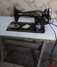 مكينة خياطة للبيع استعمال قليل ام الفراشة الأصلية شغالة مابيها اي ضرر ...