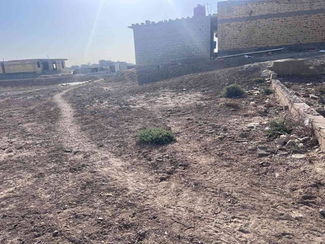 قطعه ارض للبيع 900متر مع بيت هيكل العنوان الصالحيه السده قرب منتجع السعاده ***********
