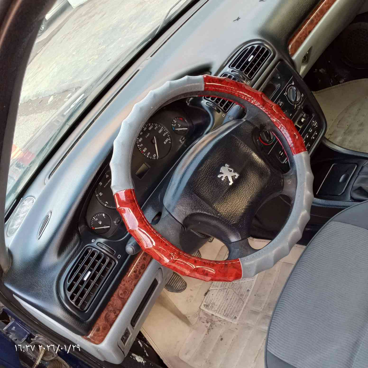 سلام عليكم مكان سياره كركوك وبيها دفتر بانزين 
بيجو 406  موديل 2001 مشروع رقم انكليزي سنويه جدديه شرط تحويل..والسيارة بسمي محرك.بل شرط كير عادي كله بل شرط.، مصبوغة جمالية بدون اي ضرر ولاحادث  سيارة مال جناي على وضع الشركة تبريد وتدفئة شغالة كهربائيات كلة شغالة صدر امامي وخلفي تايرات جديد  سياره حيل ناعمة السعر ٥٠ وبيه مجال للاستفسار ***********
