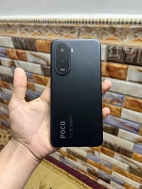 بوكو M7  ذاكره 256 رام 8 شاشه لجهاز 144هرتز مستعمل 10 ايام فقط شخط ما ...