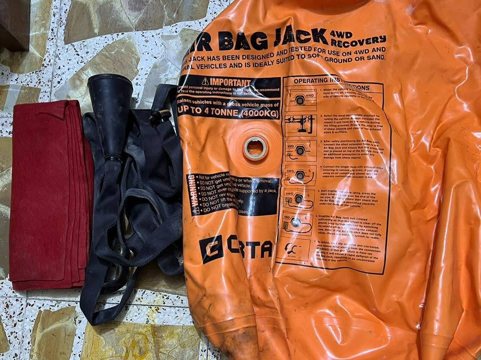 هذه رافعة هوائية للسيارات (Air Bag Jack) مصممة للاستخدام في الطرق الوعرة لرفع المركبات من الرمال أو الطين.تبلغ سعة رفع هذه الرافعة 4 أطنان (4000 كجم).يمكن نفخها باستخدام عادم السيارة أو مضخة هواء خارجية.
رقم الهاتف ***********
