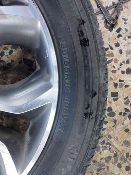 السلام عليكم زوج تايرات للبيع صيني سعر الزوج ٣٥ حجم ٢٣٥ / ٥٥/ ١٩  واحد كلش نظيف والثاني بيها فتيلة بس ماينزل التاير
للاتصال ***********
