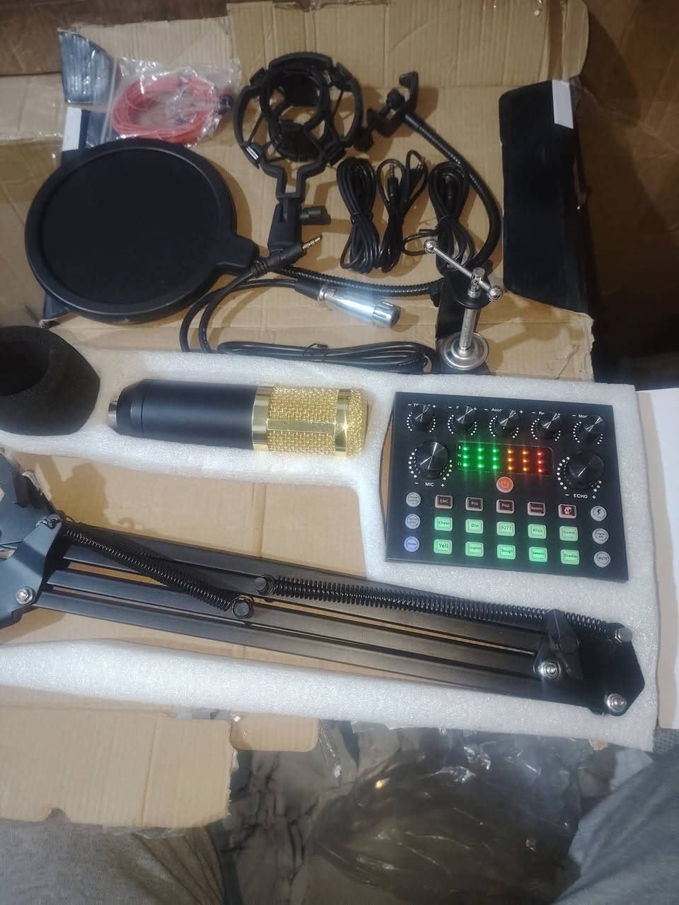 بكج الاستوديو المتكامل (Legendary Vocal) 🎙️
الجهاز الرئيسي:
✅ كارت صوت V8S المطوّر: (بي إضاءة RGB، مؤثرات صوتية مباشرة، وتغيير طبقات الصوت).
​الملحقات (قطعة قطعة):
1️⃣ ميكروفون احترافي: (لون ذهبي وأسود، صوته نقي جداً).
2️⃣ ستاند حديد (Arm Stand): (ذراع متحرك يتثبت عالميز).
3️⃣ فلتر حماية (Pop Filter): (يصفي مخارج الحروف).
4️⃣ مانع اهتزاز (Shock Mount): (يمسك الميكروفون ويمنع الضوضاء).
5️⃣ غطاء أسفنجي: (حماية إضافية للميكروفون).
6️⃣ مجموعة الأسلاك كاملة: (وصلات الموبايل، الحاسبة، وكابل الميكروفون الأصلي).
​💰 السعر: 45,000 دينار.
📞 للطلب: ***********
