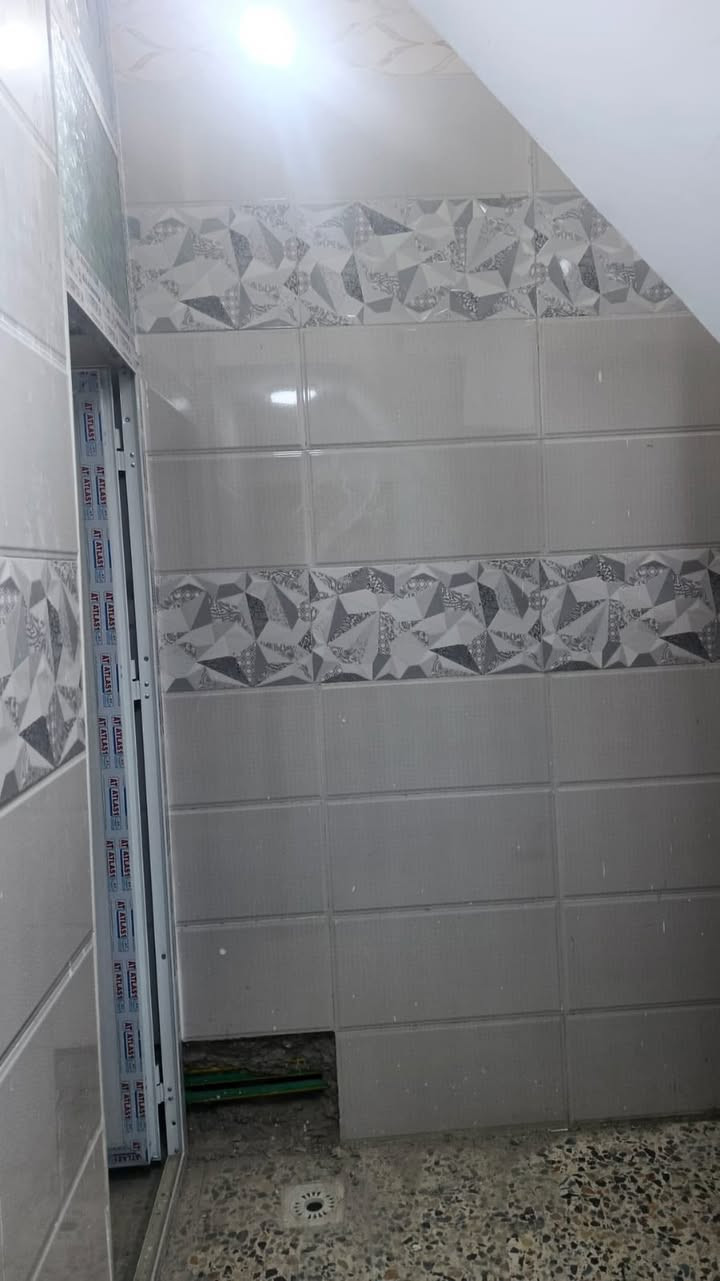 بيت للايجار ٥٠م طابقين  الامين الثانية النواب خلف البراق يحتوي على صاله ومطبخ و٣ غرف وخدمات 3  وصاله ومطبخ الايجار ٤٠٠ الف قفل ***********
