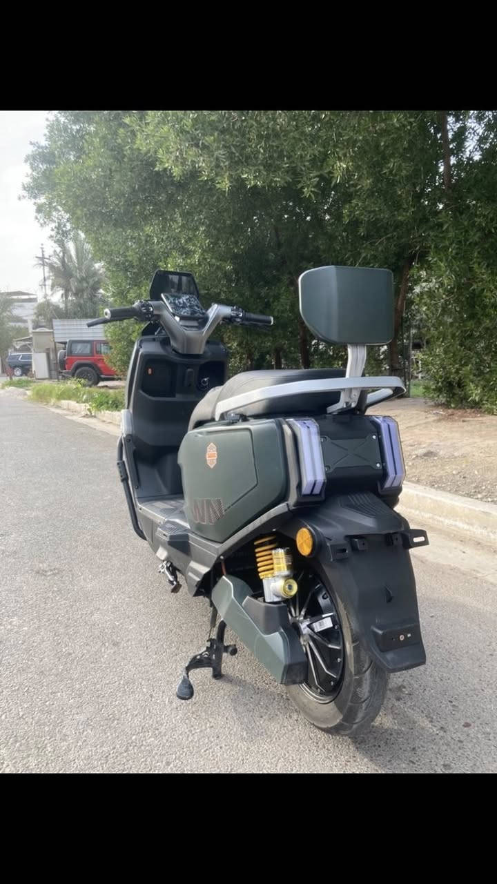 السلام عليكم دراجه شحن صاعقه للبيع دراجه نظيفه كلش و معتني بيها كلششش هوايه شوفت عينكم نظافه الدراجه شخط مابيها و مصارلها عندي فتره كلش قليله الدراجه خير من الله موصفات الدراجه ملف 3000 بطاريات 6 كباررر مسطره بيها نظام بارك و نظام بك و نظام سبورت اشاير يمنه يسره دبل إشاره بالاضافه إلى شاشه تاب تقره الاعطال بيها كروز سرعه مثبت سرعه لايت عالي ناصي زنون مساحه خزن تحت الكشن دراجه جديده بمعنى الكلمه كلش نظيفه و كامله مكمله كامله من الألف للياء  اي نقص مابيها 
سعرها 925 و بيهاااا مجال 
مكاني بغداد بالقرب من كراج العلاوي 
للاستفسار *********** واتساب او محمول
