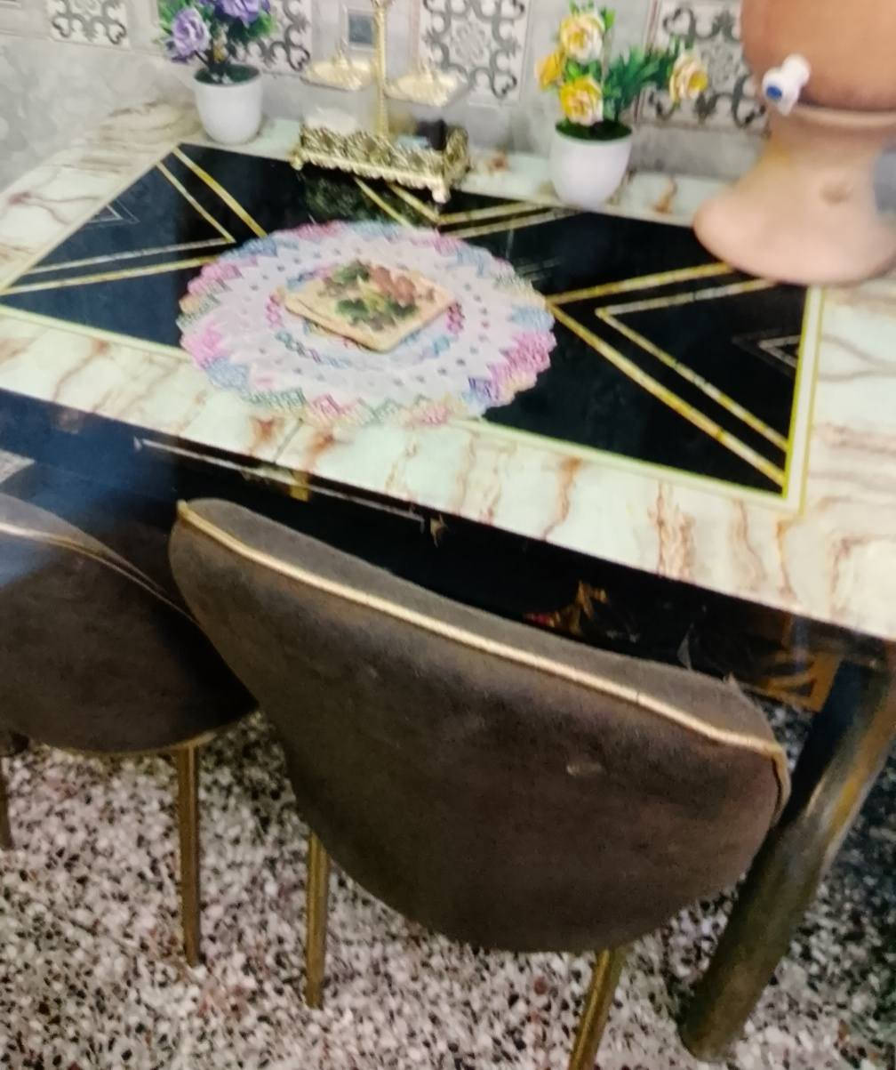 ميز طعام مستعمل مع ٤مقاعد  للاستفسار الاتصال بالرقم *********** ابو مهند
