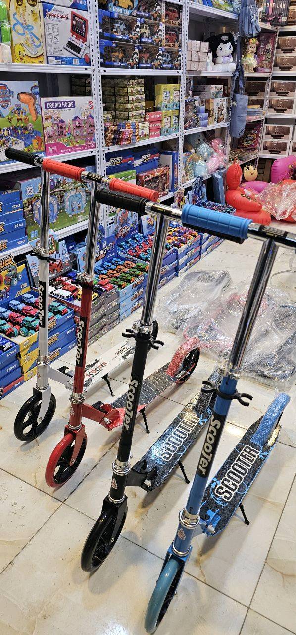 سكوتر حديد حجم كبير
ارتفاع : متر  
بريك خلفي بالقدم السكوتر قابل للطي
الألوان :ابيض - اسود - احمر - سمائي 
