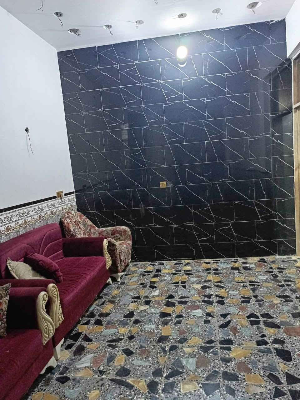 سلام عليكم بيت للبيع في الضباط الثانيه خلف مدرسة الامير الاهليه بيت شغله درجه اولى كهرباء نضام بواري لقاط لثاني عوزه دبل طابوك ويكمل لبيتونه مصبوبه وبيه درج مال قاط ثاني ***********

