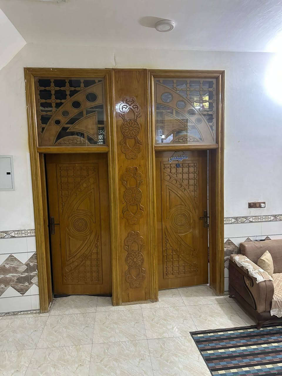 بيت للبيع المساحه 200متر...سند 25  
الواجه مال بيت 10 والنزال 20 
المكان ورديه شارع 30 

يحتوي ع اربع غرف نوم  وصاله وهول ومطبخ ومجمع صحيات داخل وخارج البيت 

الاستفسار ع الرقم *********** متوفر واتساب
