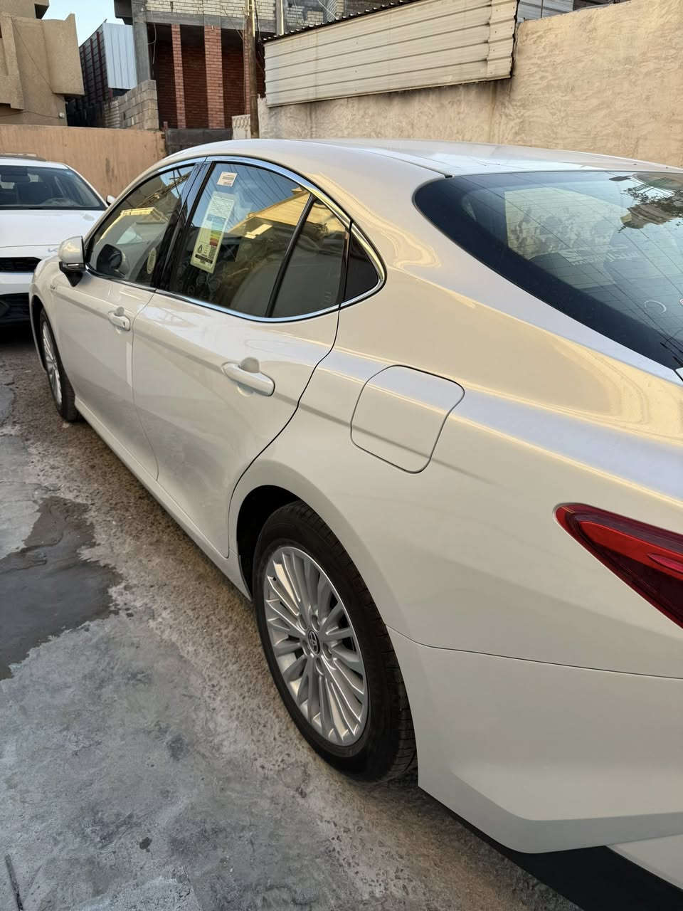 السلام عليكم كامري شركه عبد اللطيف  هايبرد بعدها على وضع الشركه فول مواصفات مكان السياره الحبانيه رقم صاحب السياره ***********
