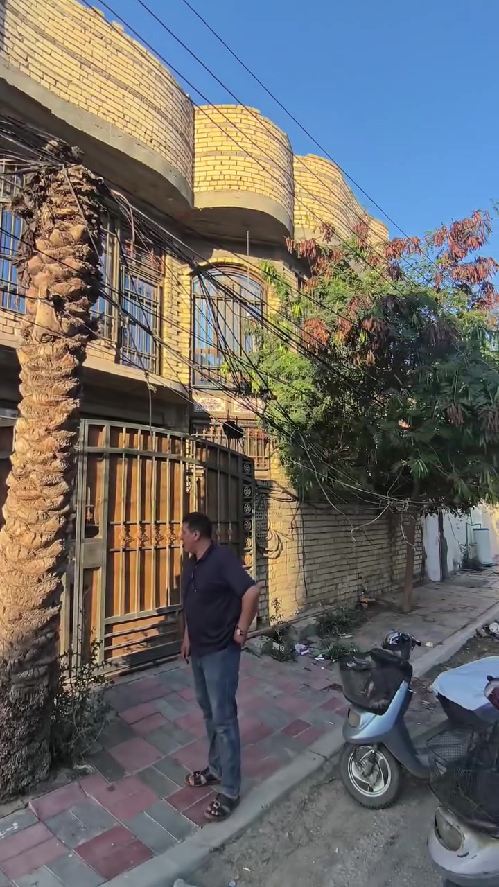 🚨 بيت ملك صرف للبيع (موقع استراتيجي) 🚨
📍 الموقع: كربلاء المقدسة - مقابل مستشفى الإمام الحسين (ع) مباشرة (يبعد عن الإمام مسافة 4 دقائق بالسيارة فقط).
📐 المساحة: 100 متر مربع (الواجهة 10 متر × النزال 10 متر - تصميم مربع مميز).
🏗️ تفاصيل البناء (3 طوابق):
الطابق الأرضي: طارمة + حمام خارجي + غرفة + مطبخ + استقبال + صالة + حمام داخلي.
الطابق الثاني: 3 غرف نوم + صالة + حمام.
الطابق الثالث: غرفة نوم + صالة.
✨ المميزات: موقع تجاري/سكني مميز جداً، قريب جداً من كل الخدمات، سند ملك صرف (طابو)، يصلح للسكن أو للاستثمار (عيادات، سكن زوار، إلخ).
📞 للتواصل والاستفسار المباشر : ***********
(🎬 ملاحظة: الفيديو المرفق يوضح تفاصيل وتصميم البيت بالكامل)
