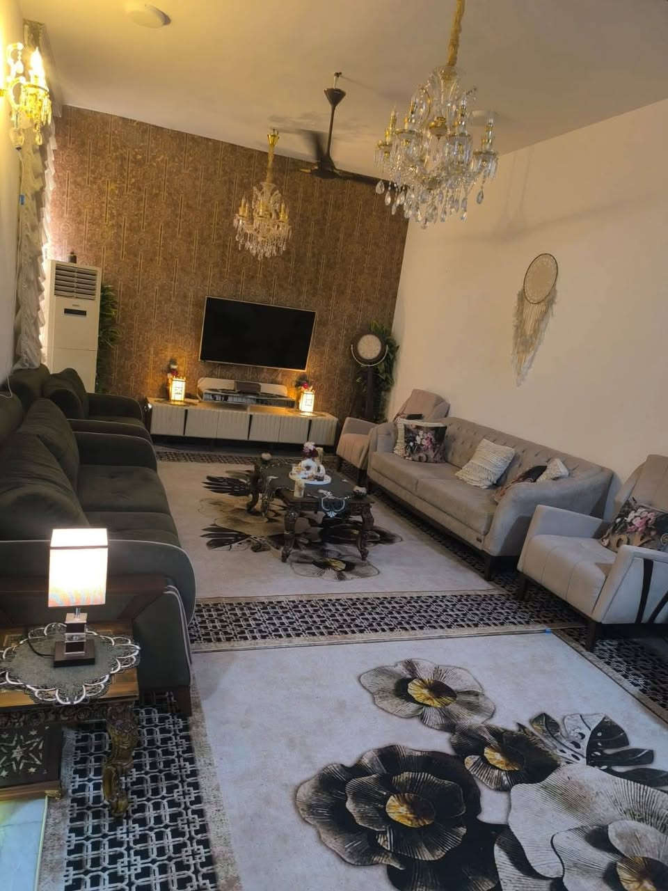 دار للبيع طابو زراعي سند 25 الموقع زوير قرب الشرطه النهريه المساحه 200متر طابقين الطابق الاول يحتوي على صاله هول مطبخ غرفه نوم وصحيات داخليه وخارجيه الطابق الثاني 4 غرف نوم للاستفسار ***********  و
