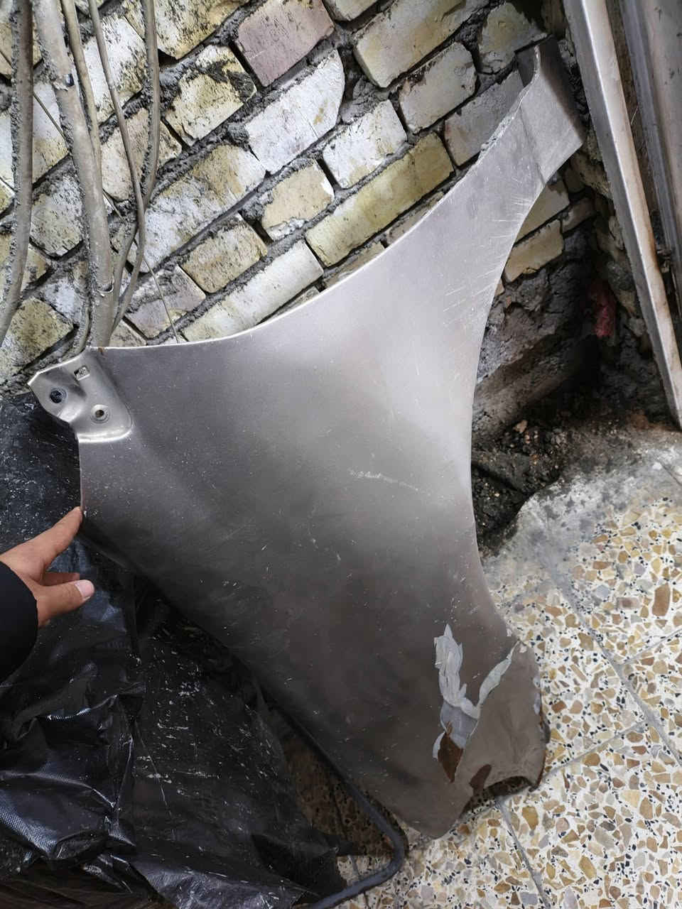 السلام عليكم عندي جاملغ جهه اليسره ابيع عله وضعيته بي ضربه كامل من قواعده اصلي مال تيوتا لونه شمباني ذهبي السعر 40 وبي مجال رقم الهاتف *********** المكان حي القاهره
