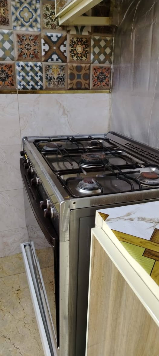 طباخ كريازي خمس عيون ٢٢٥
مبرده استخدام موسم واحد جنرال ١٢٥ 
ميز طعام أربع كراسي  ٦٠ يتكبر ويتصغر 
غرفه نوم جديده تسكام توصا نضيفه جداا حفر زغرفه مسوينها ٣ملايين نهايته مليونين وربع مكانهه الدوره مكلفه بالنشر الاتصال على الرقم***********. ***********

