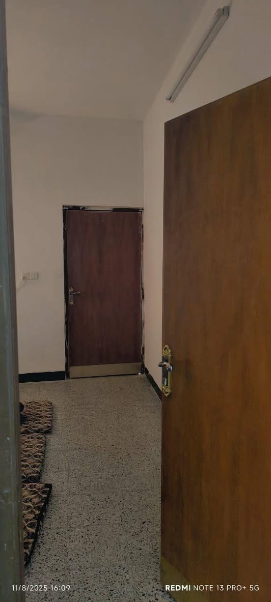 دار للبيع 100 متر طابق واحد درج داخلي في حي العسكري قرب مدرسة نازلي ( طابو ملك صرف )
السعر 70 مليون وبي مجال 
***********
